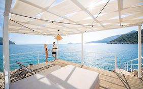 Beachfront Sari Villa With Private Swimming Pool